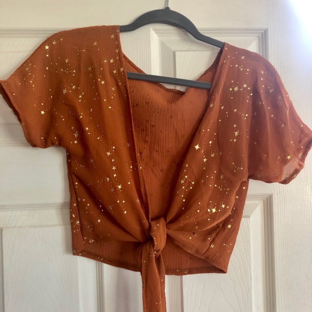 Orange tie over top stars